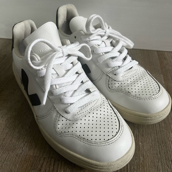 Women’s Veja V-10 Sneaker in Extra White & Black - Picture 8 of 9